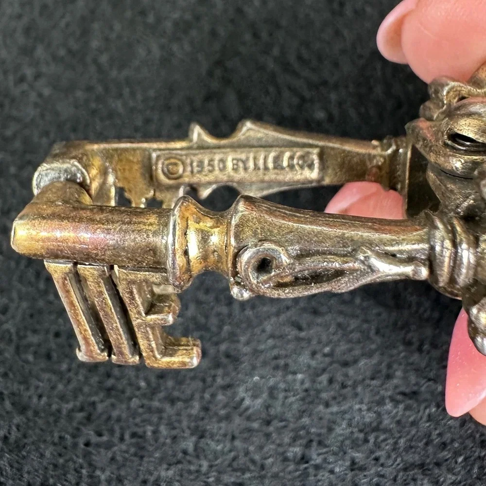 Vintage L.I.W. Co 1950 key tie‎ clip, brooch, EUC
